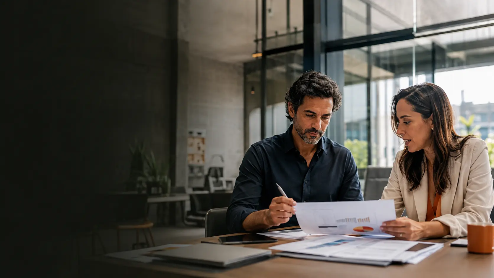 Empresário e consultora analisando planejamento financeiro
